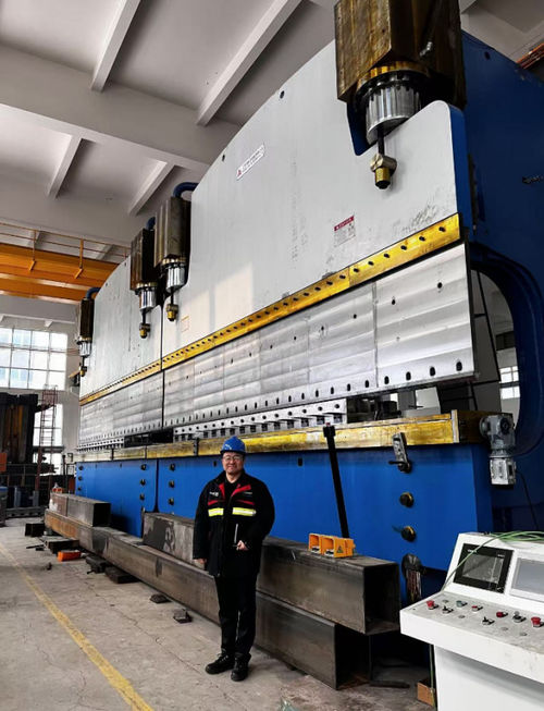 Latest company news about Il freno di pressione idraulico CNC TANDEM è stato recentemente esportato in India.