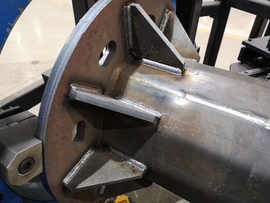 Macchina di saldatura robotica Macchina per il taglio del telaio della porta CNC per il palo di luce
