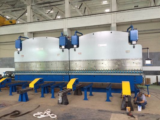 Freno a pressione idraulica CNC in tandem con forza di lavoro di 2X1200 tonnellate e lunghezza del tavolo di 2X6250 mm per una lunga durata di servizio