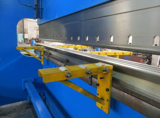 Fermato idraulico CNC per lavorazione dei metalli per lavori pesanti con serbatoio idraulico da 400L Capacità 200T Max. Pressione e corsa regolabile