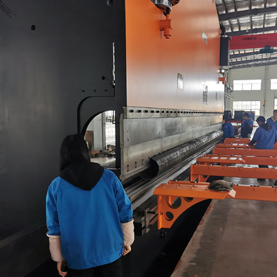 Freno idraulico CNC da 400 tonnellate con lunghezza di lavoro di 8000 mm e comando DELEM DA53T