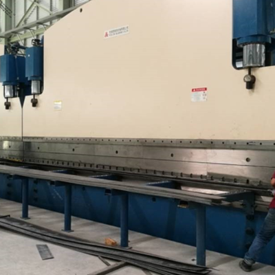Presa idraulica CNC Tandem con forza di lavoro di 320 tonnellate e lunghezza del piano di 6000 mm con sistema CNC DELEM DA53T
