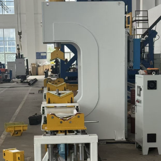 630KN Heavy Force Hydraulic Pole Straightening Machine con lunghezza di elaborazione di 4000 mm e telecomando wireless