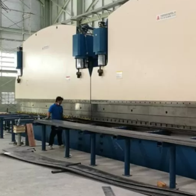 Pressa piegatrice tandem CNC per impieghi gravosi da 2×650 tonnellate 7M per la produzione di pali leggeri conici lunghi e ottagonali