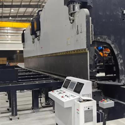 Pressa piegatrice tandem CNC per impieghi gravosi da 2×650 tonnellate 7M per la produzione di pali leggeri conici lunghi e ottagonali