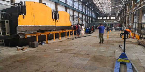 Macchina per piegare piastre idrauliche CNC a doppio collegamento per linea di produzione di pali di luce