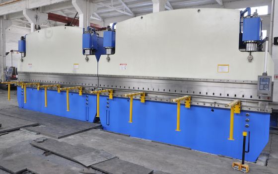 Freno CNC Tandem Press 1600 tonnellate Forza di lavoro, fabbricazione di alti alberi e poli mono