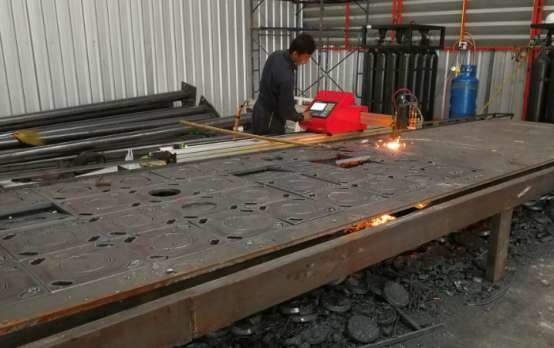 Macchina ossitaglio portatile di CNC, macchina di palo leggero per tagliare la base di appoggio leggera di palo