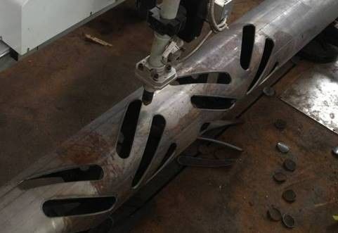Macchina di taglio per porte a polo leggero di 2500 mm, macchina di taglio per porte a polo leggero a plasma CNC