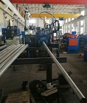 Macchina di saldatura robotica Macchina per il taglio del telaio della porta CNC per il palo di luce